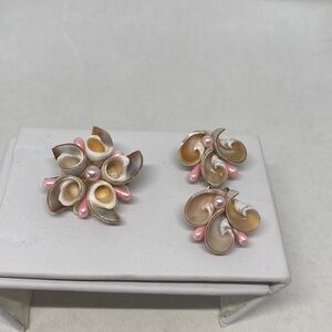 Adorable vintage real shell pin and earrings set